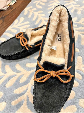 UGG Dakota Slipper Women's Black & Brown Moccasins (Size 9)